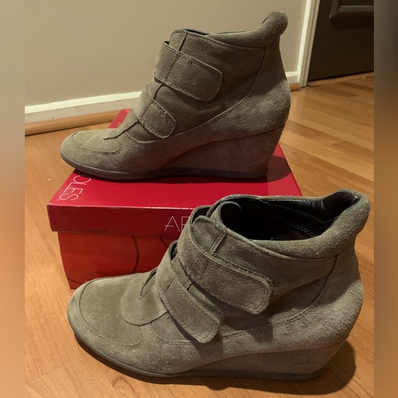 Used. Aerosoles Ash Suede Memory Foam Booties. - Picture 1 of 8